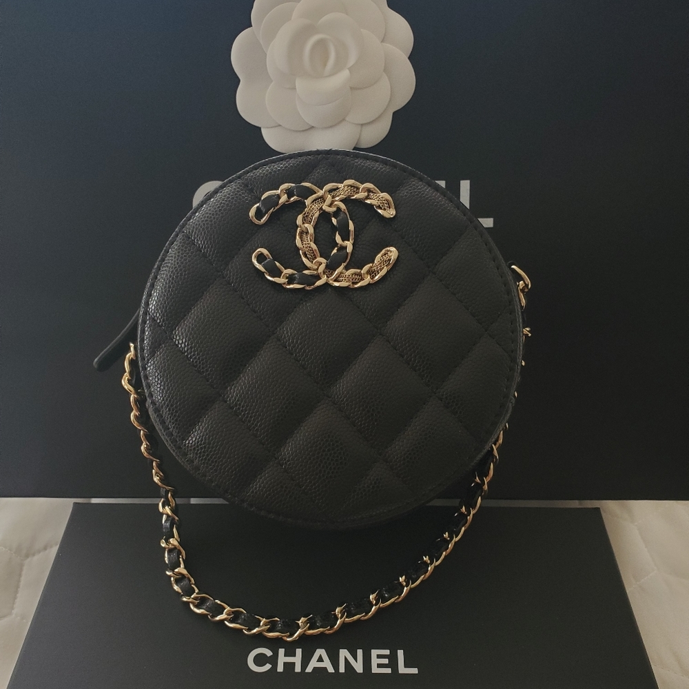 ❌sold❌Chanel clutch new cc logo